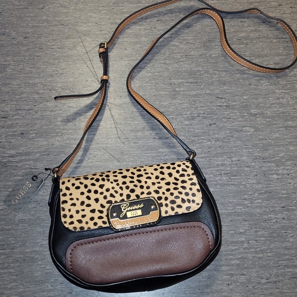 Guess Handbags - NWT Guess purse. Small.
